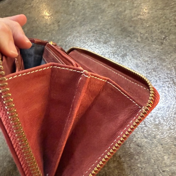 Roots Red Rust Leather Wallet - Picture 12 of 13